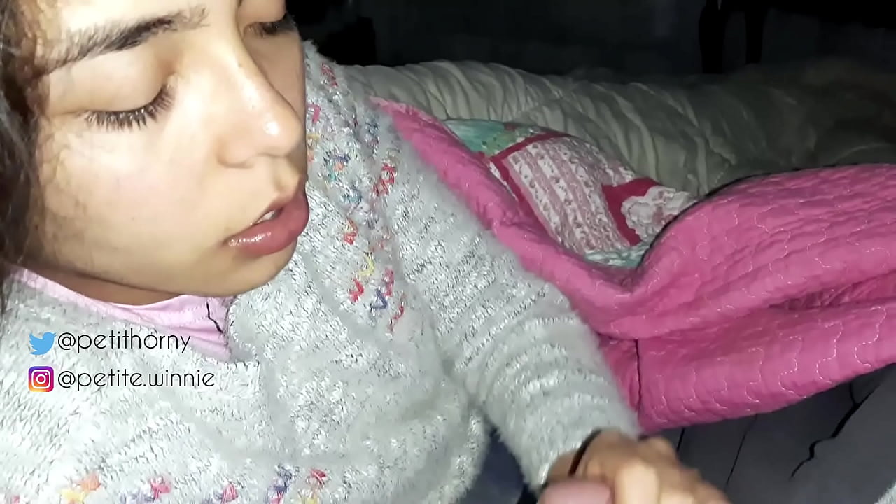 ഞാൻ എന്റെ ഭർത്താവിന്റെ കുമിഞ്ഞുകൂടിയ പാൽ മുഴുവനും വിഴുങ്ങുന്നു - കമ്മിൽ നാവ് കാണിക്കുന്നു