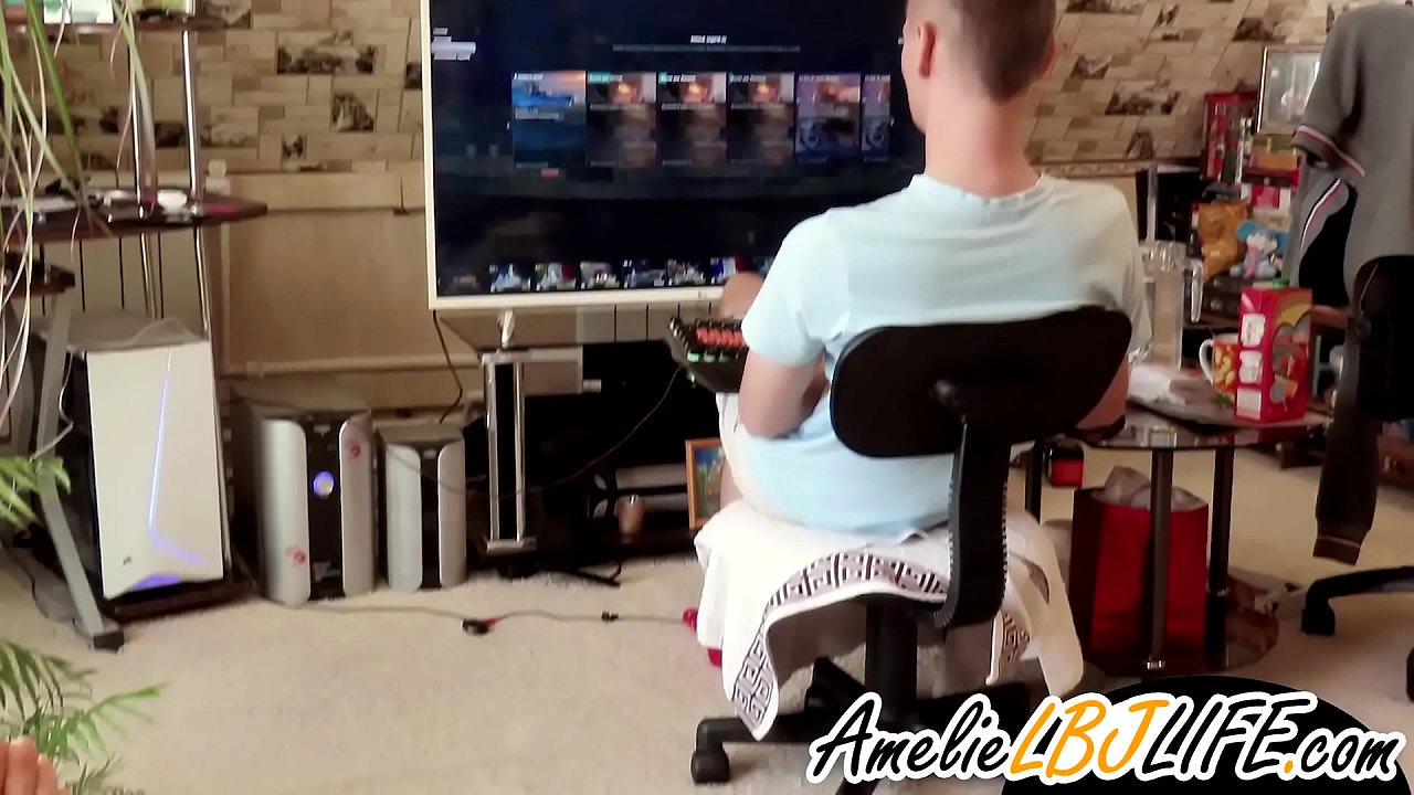 കംപ്യൂട്ടർ ഗെയിം കളിക്കാൻ കാമുകനുവേണ്ടി സെക്‌സ് ടോയ് ഉപയോഗിച്ച് പെൺകുട്ടി സ്വയംഭോഗം ചെയ്യുന്നു