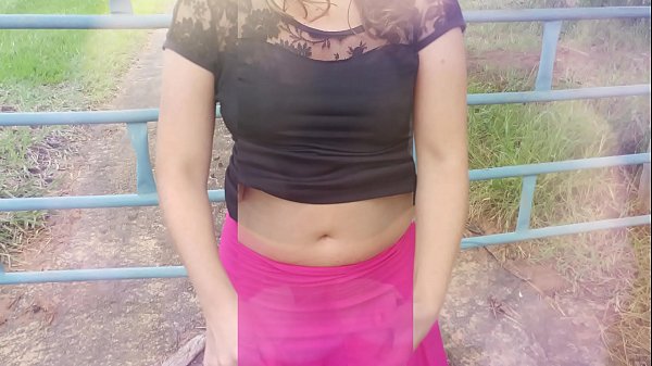 ഫാമിൽ കളിക്കുന്നു, ഒരു യഥാർത്ഥ വീട്ടമ്മയും ബിച്ച് ബച്ചും കാട്ടിലെ അവളുടെ കക്കോൾഡ് ഭർത്താവും