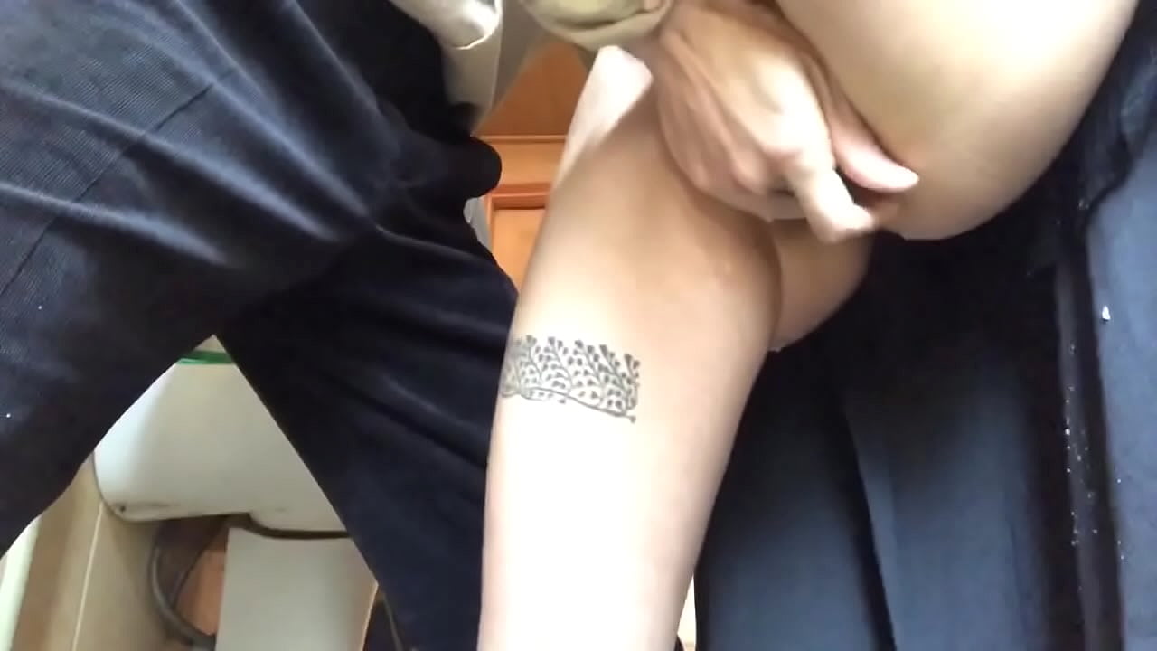 സ്‌കൂൾ ബാത്ത്‌റൂമിൽ സ്‌ക്വിർട്ട്, ഒരു യഥാർത്ഥ നുരയെ രതിമൂർച്ഛ - എന്റെ ടീച്ചർ പരമാവധി ചെയ്തു