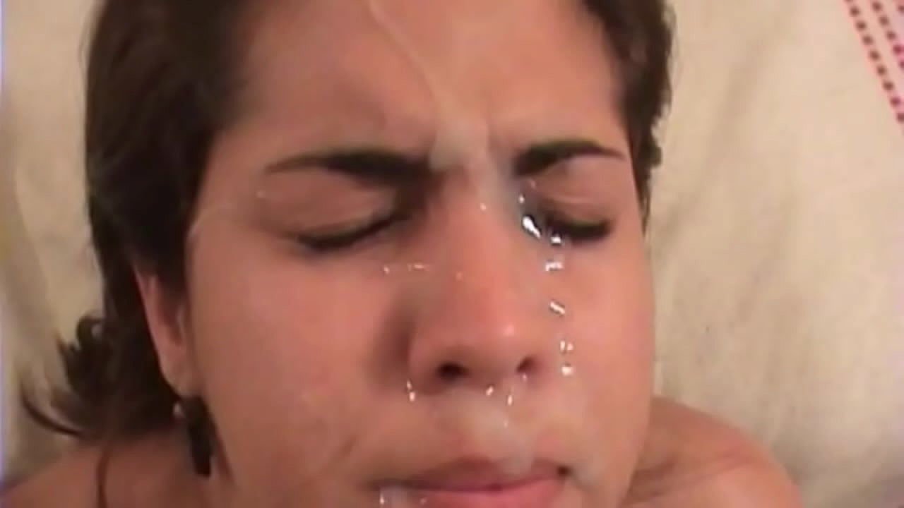 സുന്ദരിയായ ലാറ്റിൻ ബ്രൂണറ്റിന് പരുക്കൻ ലൈംഗികതയുണ്ട്