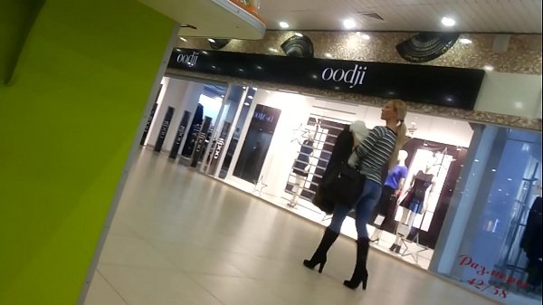 സൂപ്പർമാർക്കറ്റിൽ തണുത്ത കോഴിക്കുഞ്ഞ്.