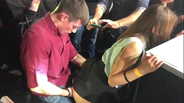 ഒരു റഷ്യൻ നിശാക്ലബിൽ യഥാർത്ഥ ലൈംഗികത. 18 വയസ്സുള്ള റഷ്യൻ പെൺകുട്ടി മലദ്വാരത്തിലും യോനിയിലും ഒരു നിശാക്ലബ്ബിൽ ഭോഗിച്ചു